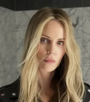 Charlize Theron revela que mãe matou o pai para salvá-las de ataque