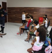 Bombeiros Civis realizam treinamento com crianças de Centro Esportivo
