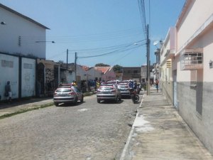 Dupla faz família refém e um dos suspeitos é baleado durante fuga