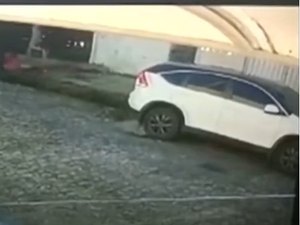 Mulher é arrastada durante assalto no bairro do Poço