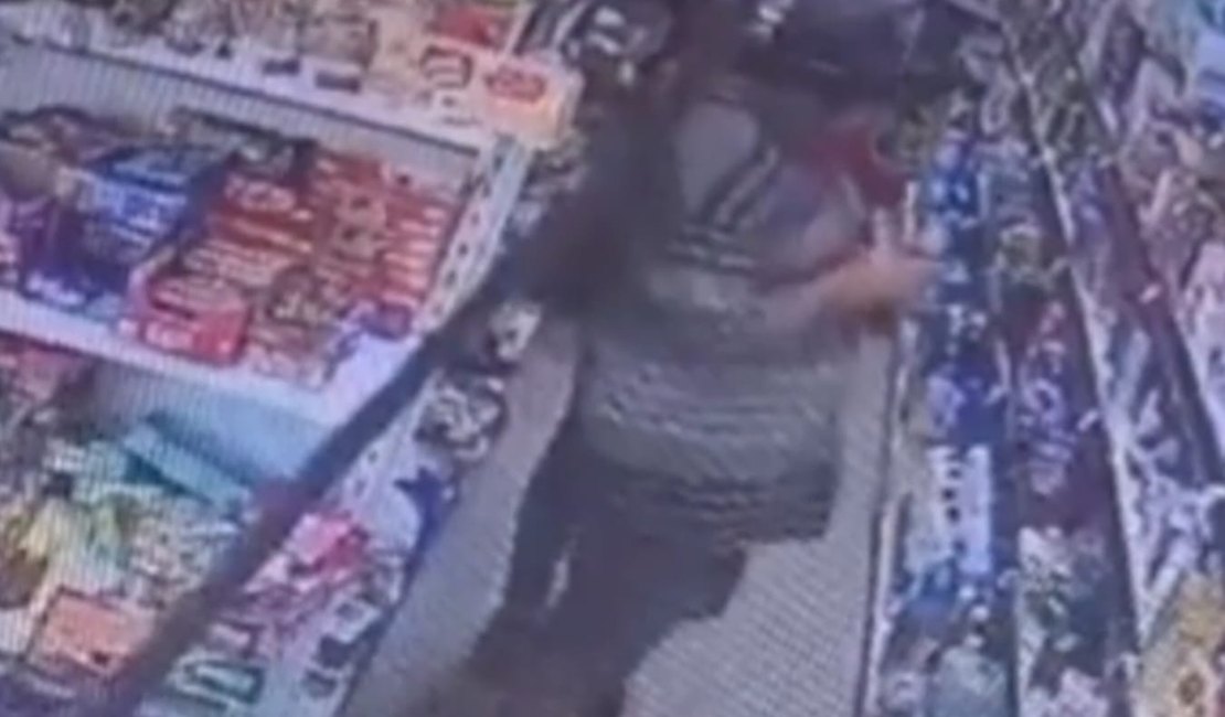 Câmera flagra casal furtando desodorantes em mercadinho de Arapiraca
