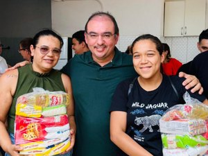 Prefeitura de Junqueiro entrega cestas básicas a famílias atendidas pela Casa da Sopa