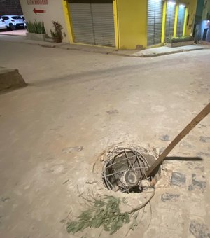 Tampa de bueiro quebra e causa perigo na Grota de Maragogi