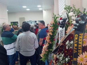 [Vídeo] Família, colegas de profissão e amigos se despedem do radialista Neno Correia
