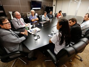 Tutmés Airan ouve demandas de moradores da orla lagunar de Maceió