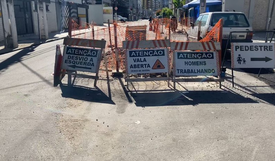 Obra inacabada da BRK provoca trânsito na Jangadeiros Alagoanos