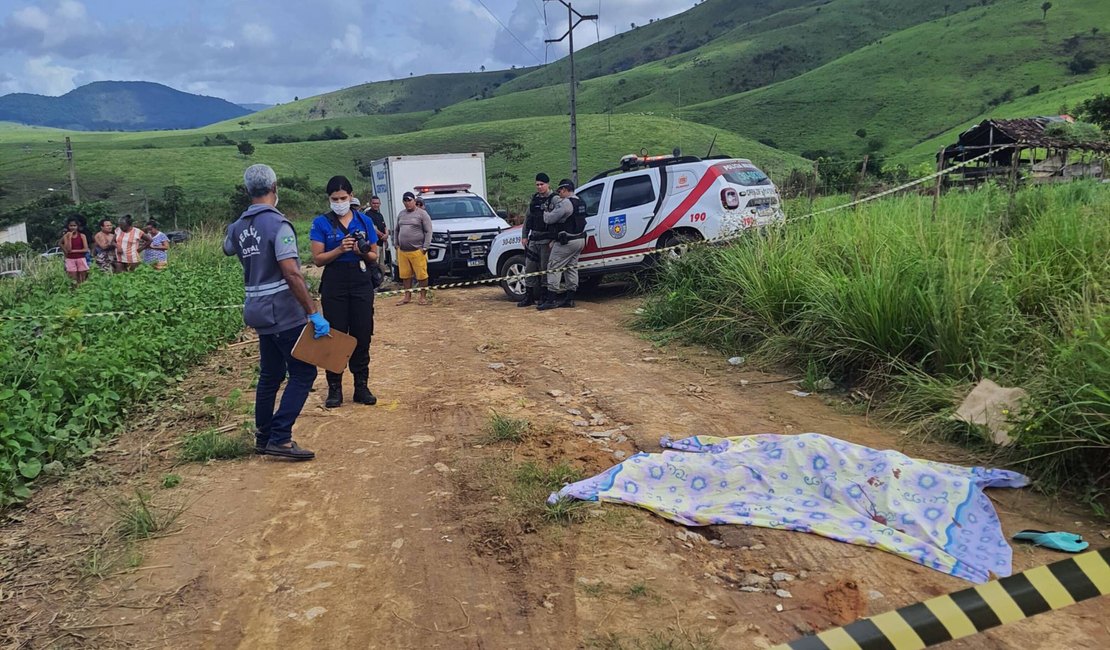 Cadáver encontrado em Joaquim Gomes é examinado pela perícia criminal