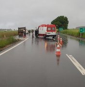 Ambulância colide com caminhão na AL 101 Sul, na Barra de São Miguel 