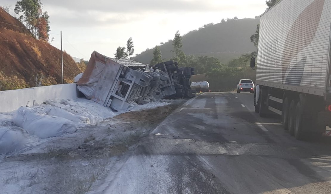 Motorista morre em tombamento de carreta na BR-101, em Alagoas