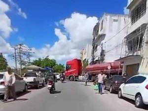 Carreta fica atravessada em cruzamento e provoca congestionamento, em Arapiraca