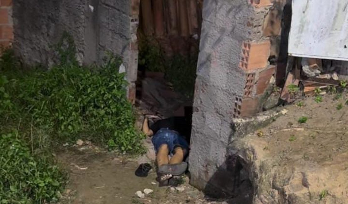 Jovem é arrastado por grupo encapuzado e é executado em grota de Maceió