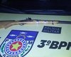 Espingarda calibre 12 e outros dois revólveres são encontrados em terreno baldio no Jacintinho