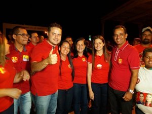 Renan Filho participa de caminhada em Lagoa da Canoa para apoiar Fabiana Lira