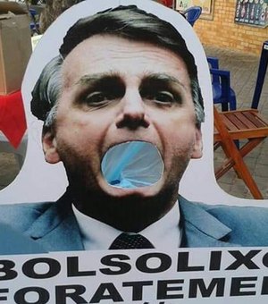 Imagem de Bolsonaro é colocada em lixeiras distribuídas na orla de capital nordestina