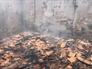 Casa pega fogo no Alto do Cruzeiro e mobiliza moradores em Arapiraca