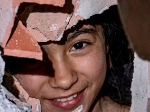 Menina é resgatada com sorriso no rosto na Venezuela
