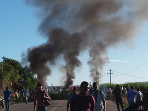 [Vídeo] Manifestantes bloqueiam rodovia AL 105 em Matriz de Camaragibe