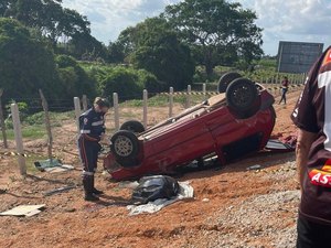 Capotamento deixa uma pessoa morta e uma presa às ferragens em São Sebastião