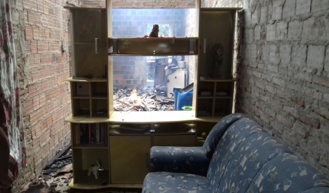 Casa de suspeitos de homicídio é destruída pelo fogo