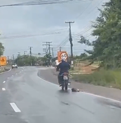 [Vídeo] Motociclista flagrado arrastando cachorro em Rio Largo é identificado pela Polícia Civil