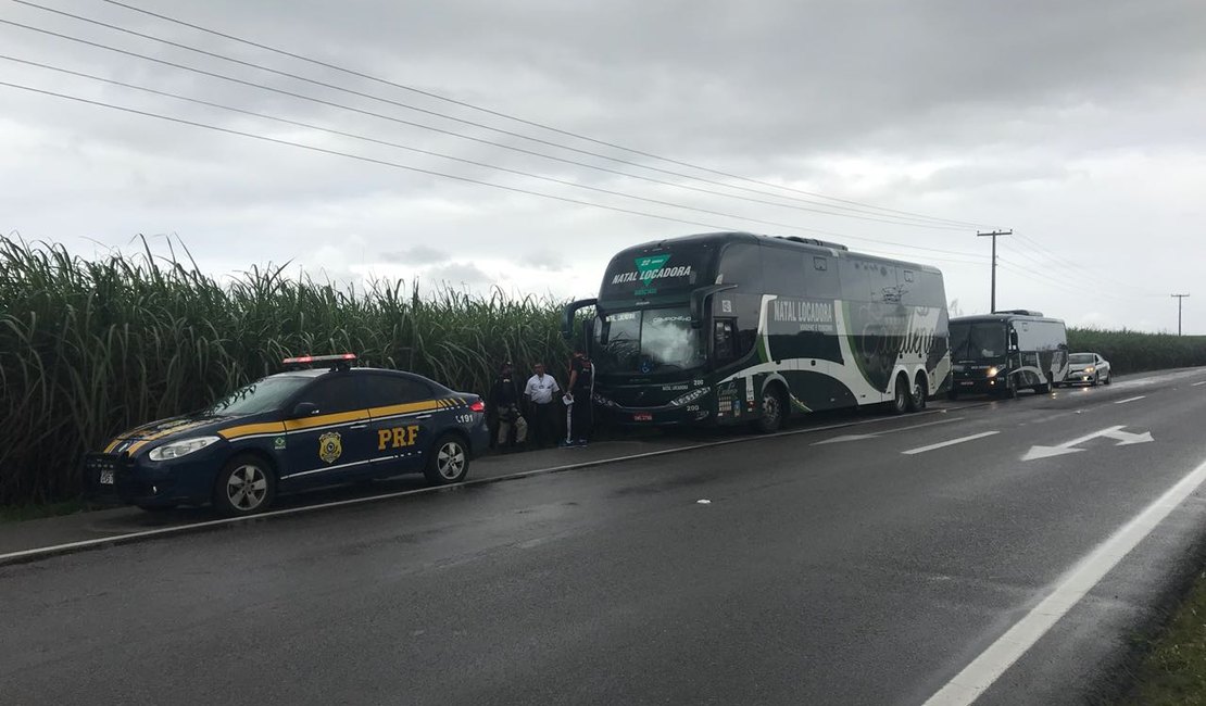 PRF prende foragida da Justiça em ônibus na BR-104