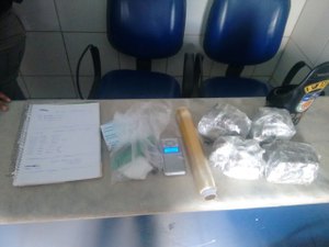 Homens são presos suspeitos de tráfico de drogas no Benedito Bentes