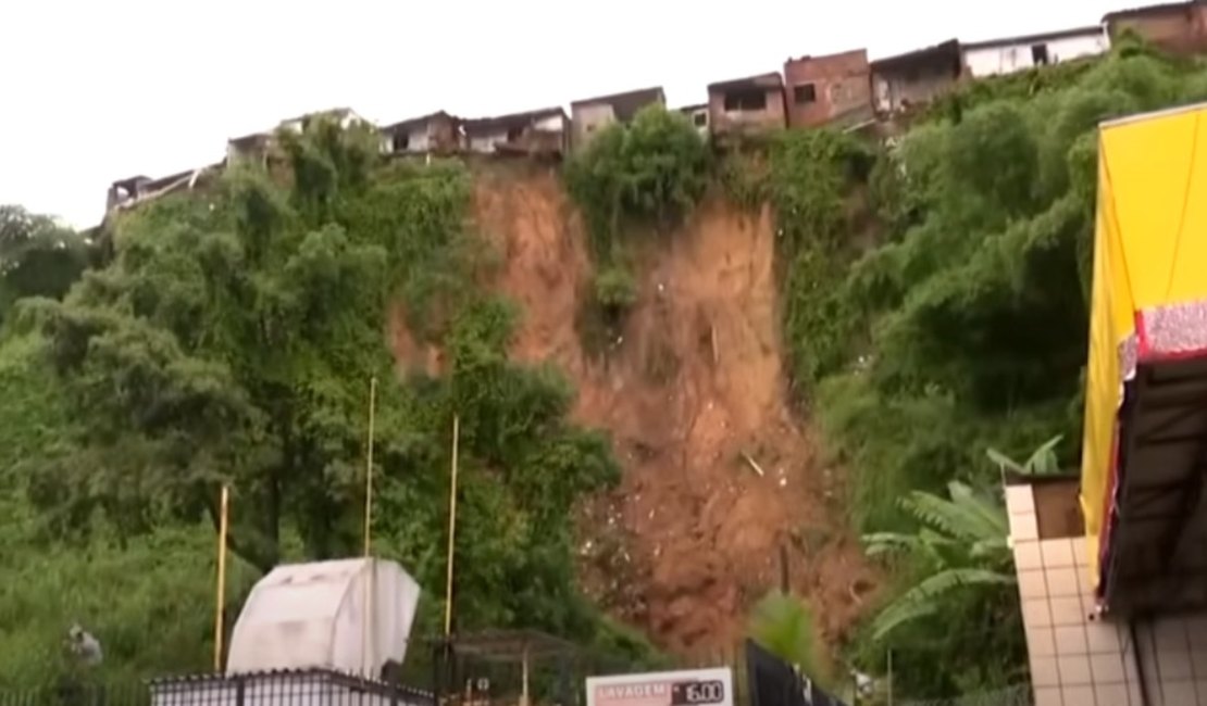 Barreira desaba na Comunidade do Bolão; moradores já haviam sido orientados a deixar o local