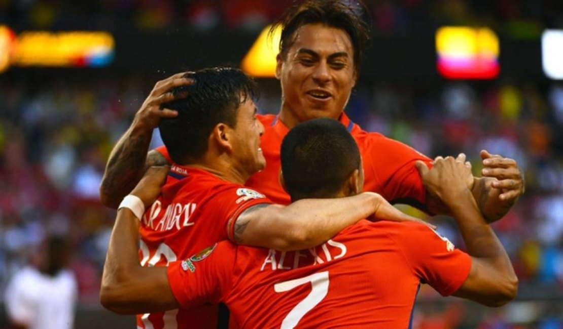 Em jogo paralisado por temporal, Chile bate Colômbia e está na decisão