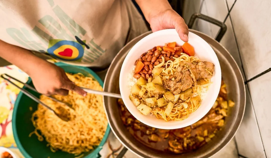 Após atingir 6,6% entre 2021 a 2023, insegurança alimentar cai para 0,6%