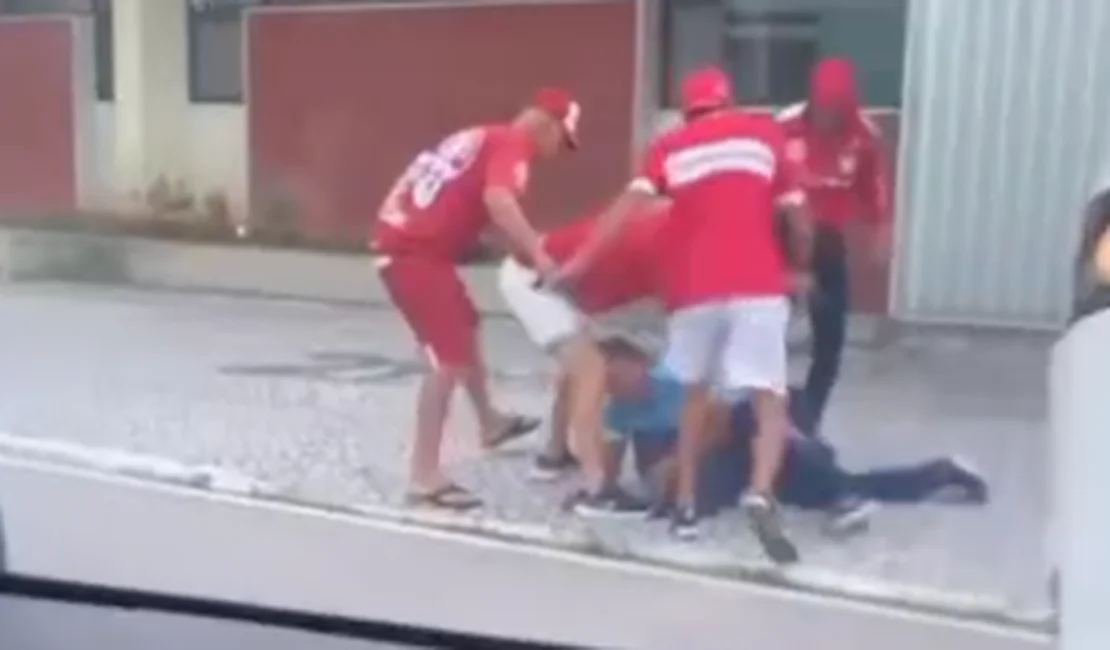 Torcedores do CRB agridem homem com camisa do CSA no Farol