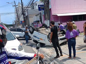 [Vídeo] Acidente entre dois carros provoca capotamento e táxi fica virado na Av. Gustavo Paiva