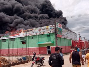 [Vídeo] Incêndio de grandes proporções destrói distribuidora de embalagens em Arapiraca