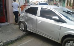 Carro por pouco não atinge estabelecimento comercial 