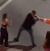 Homem joga cone de trânsito durante briga de casal na Jatiúca