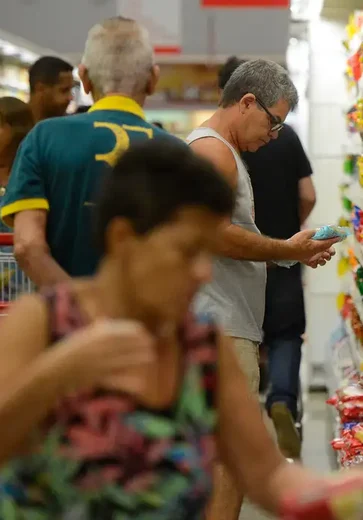 Inflação recua para 0,07% em julho e volta para meta do governo