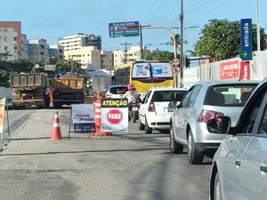 Prefeitura de Maceió notifica empresa por caos causado no trânsito da Avenida Gustavo Paiva