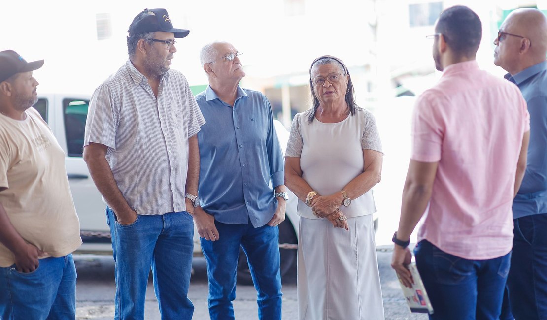 Prefeita Tia Júlia visita obras no Mercado Público de Palmeira dos Índios