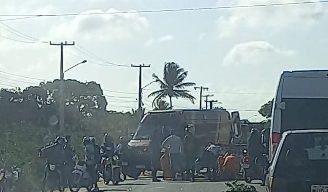 [Vídeo] Duas pessoas ficam feridas em colisão entre carro e moto na AL-115, em Arapiraca