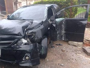 Mulher perde controle de carro e colide fortemente com poste em Arapiraca