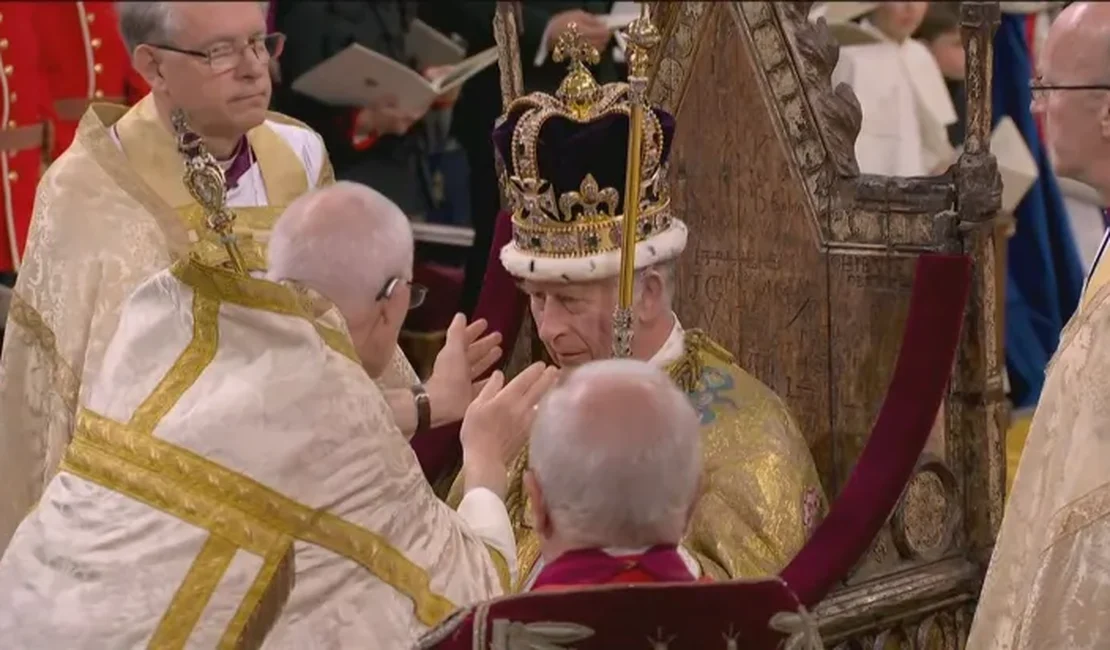 Rei Charles III é coroado em cerimônia na Abadia de Westminster