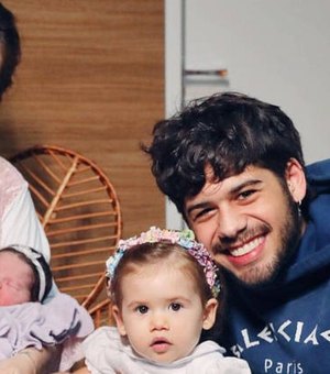 Virginia Fonseca e Zé Felipe divulgam 1ª foto da família após nascimento de Maria Flor