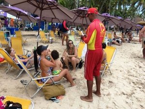 Bombeiros entregam pulseiras para diminuir índice de crianças perdidas em praias