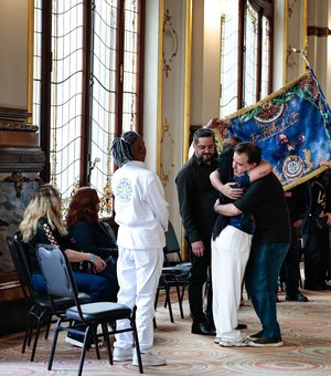 Filho de Benito Di Paula recebe bandeira da Águia de Ouro durante velório do pai