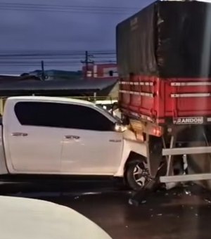 Colisão entre Hilux e carreta é registrada na rodovia AL-220, em Arapiraca