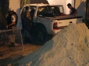 Dupla suspeita de assalto atropela pedestre e invade residência com veículo