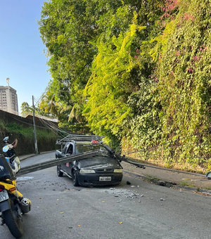 [Vídeo] Poste cai em cima de carro após acidente no bairro da Gruta de Lourdes