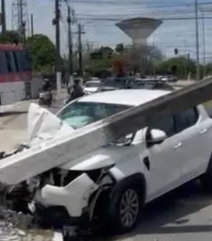 Motorista derruba poste em acidente no bairro Cidade Universitária, em Maceió