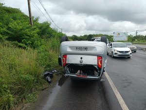 Jovens ficam feridos após capotar carro na AL-101