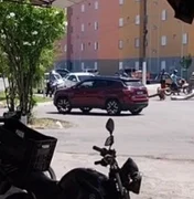 Moradores interditam trecho de via em protesto contra falta de água no Vergel do Lago