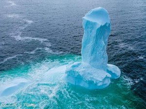 Iceberg em formato de pênis é fotografado no Canadá; veja